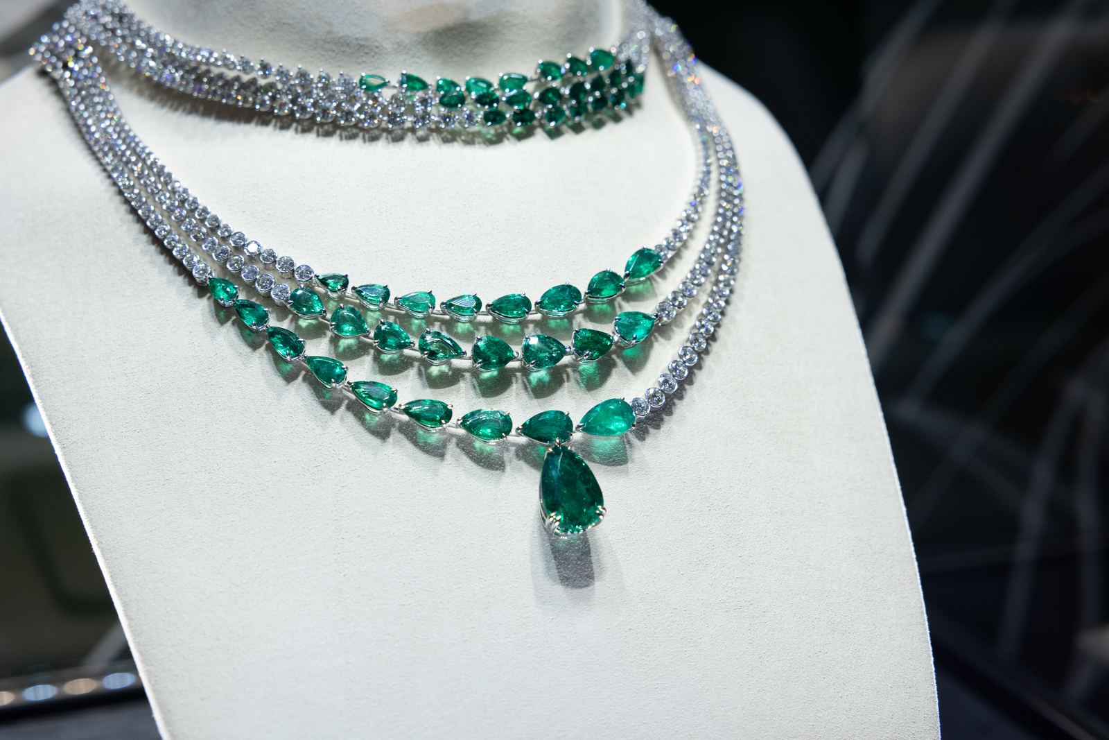 Изумрудное колье с бриллиантами в витрине Chopard.