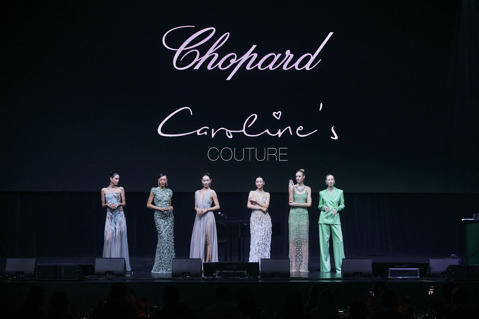 Дефиле Chopard на сцене, модели в линию.