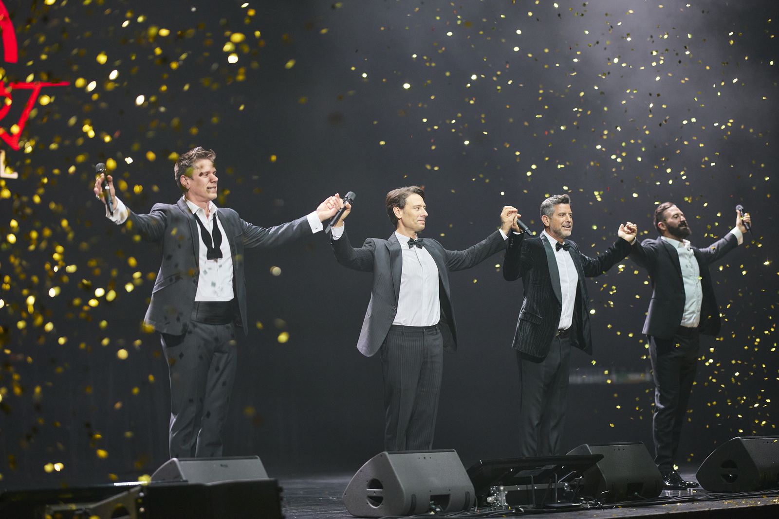 Il Divo принимают аплодисменты под золотым конфетти.
