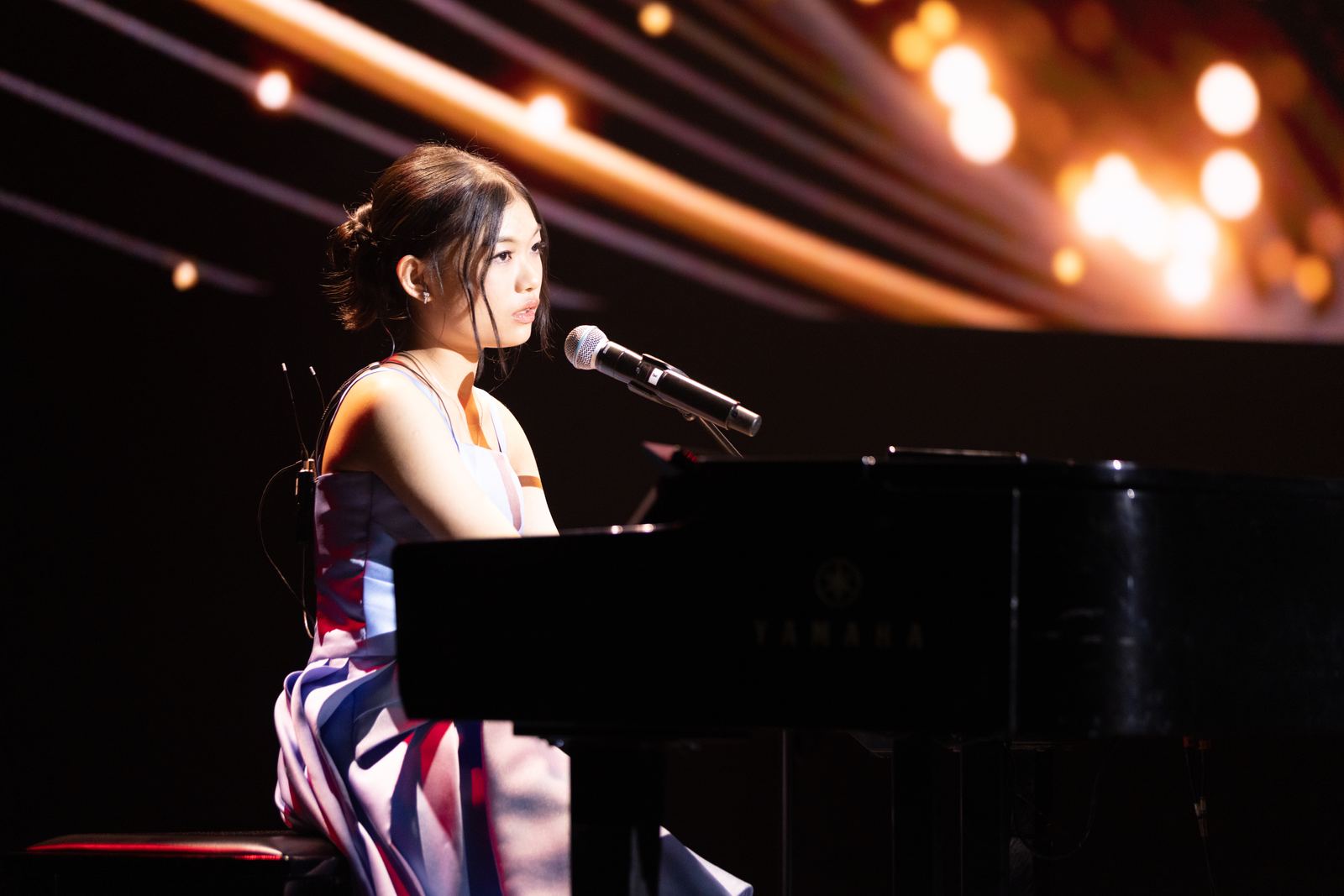 Laura Geraldine за цифровым роялем Yamaha.