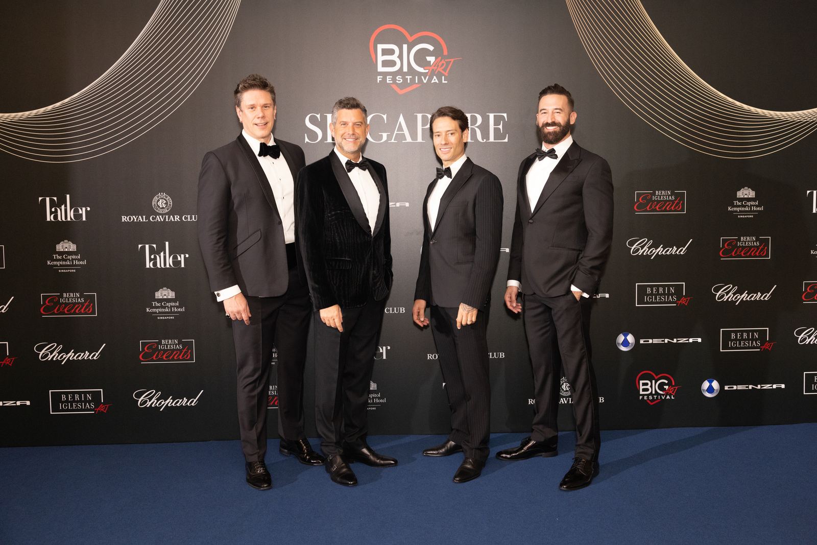 Il Divo на пресс-волле Big Art Festival Singapore с логотипами партнёров.