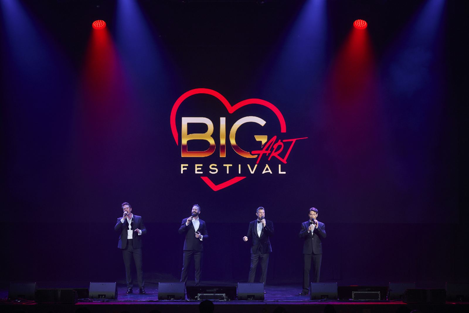 Il Divo под логотипом Big Art Festival в красно-синем свете.