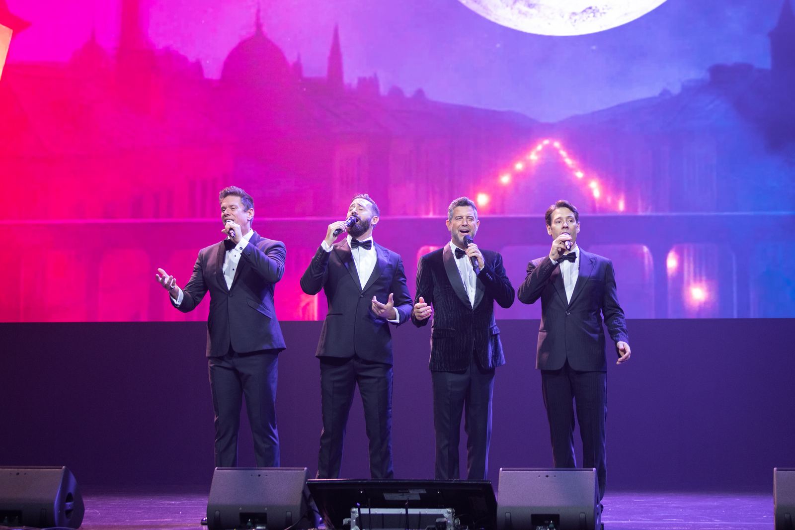Il Divo на сцене перед LED-экраном во время сета.
